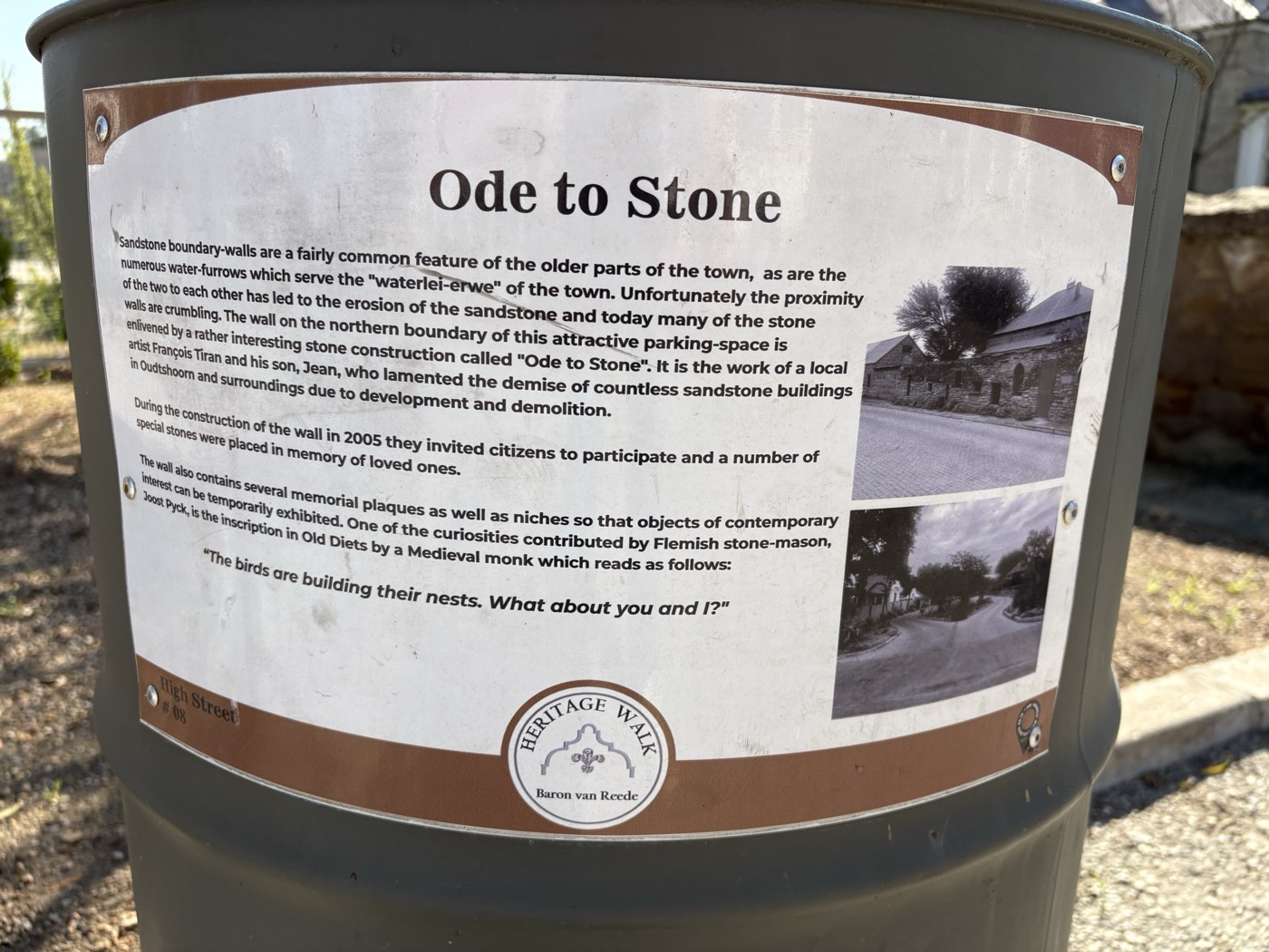 The heritage plaque for Ode to Stone in High Street, Oudtshoorn