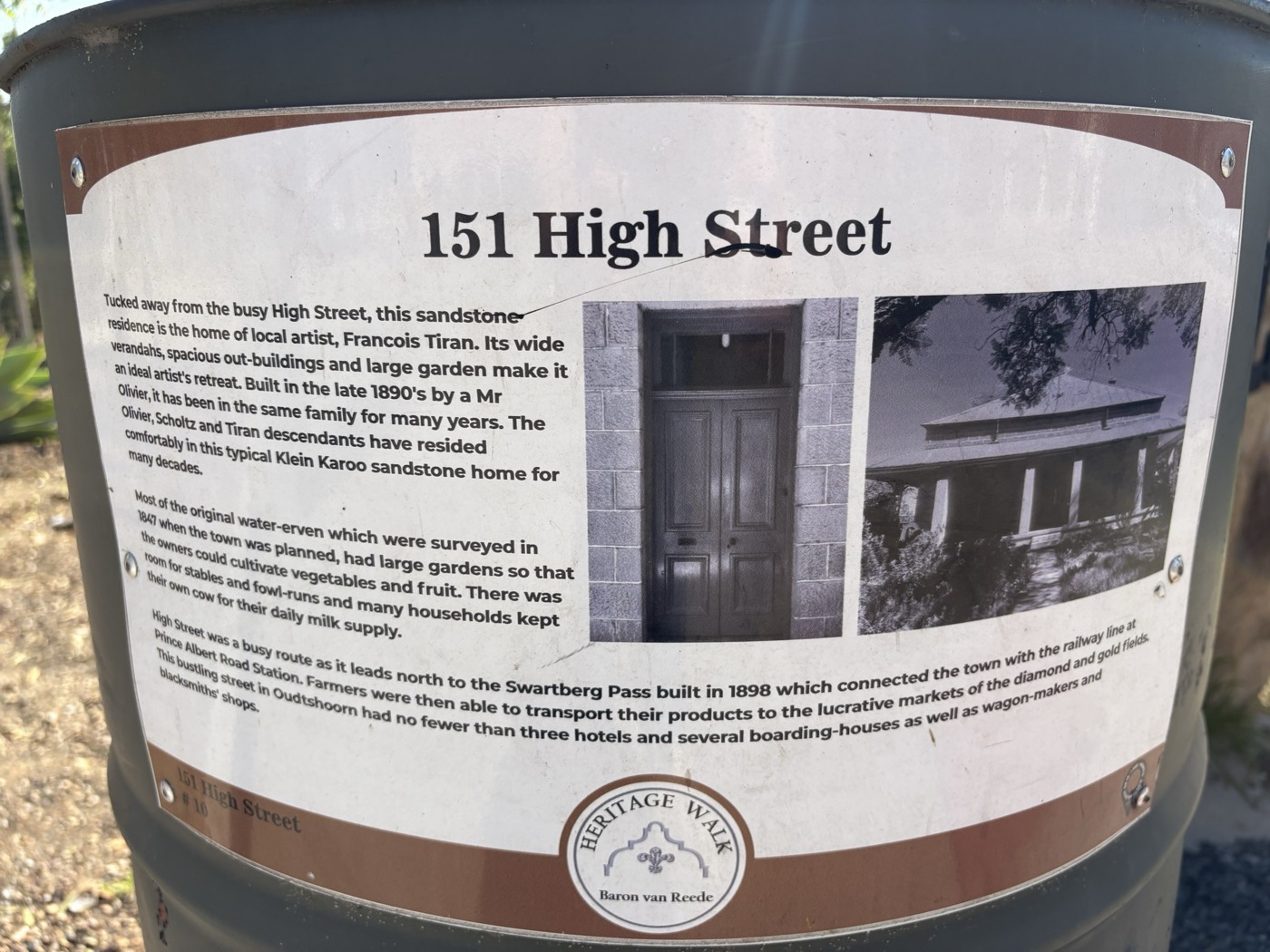 The heritage plaque for 151 High Street in High Street, Oudtshoorn